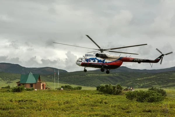 Hubschrauber in der Caldera von Uzon gelandet. — Stockfoto