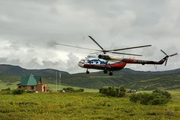 Helicopter landed in the Uzon Caldera. — Stock Photo, Image