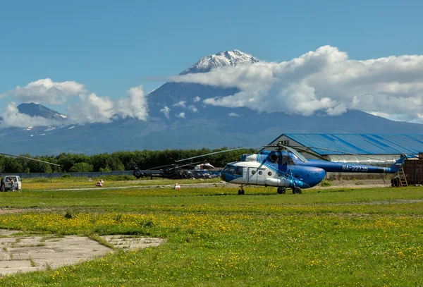 Lądowisko dla helikopterów na tle Koryaksky wulkan. — Zdjęcie stockowe