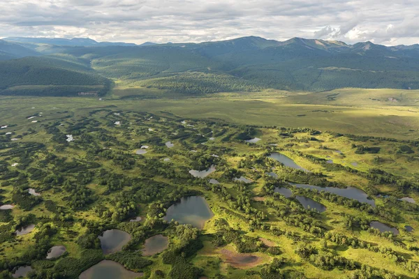 Kronotsky naturreservat på Kamtjatkahalvön. Visa från helikopter. — Stockfoto