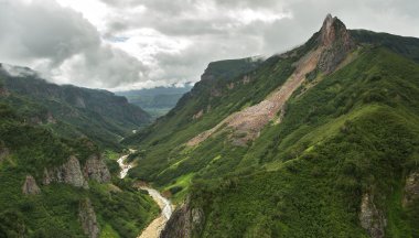 Nehir Geysernaya Geysers Vadisi içinde. Kronotsky doğa rezerv Kamçatka Yarımadası.