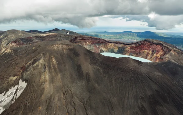 Maly Semyachik est un stratovolcan au lac de cratère acide. Réserve naturelle de Kronotsky sur la péninsule du Kamchatka . — Photo