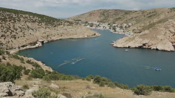 Balaklava es popular centro turístico de Crimea. Bahía antigua base submarina. — Vídeo de stock