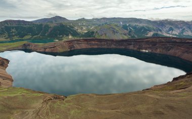 Caldera volkan Ksudach göl. Güney Kamçatka doğa parkı.