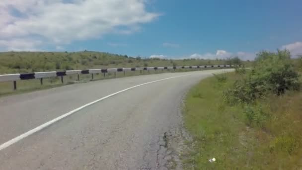 크리미아 남쪽 Autotravel 여름입니다. 아름 다운 뱀 산도로. — 비디오