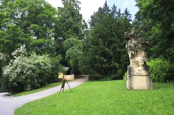 Sculptuur in de tuin van het kasteel Konopiště — Stockfoto