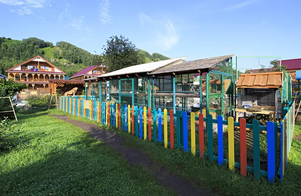 Kinderboerderij bij de toeristische complex "drie beren". — Stockfoto