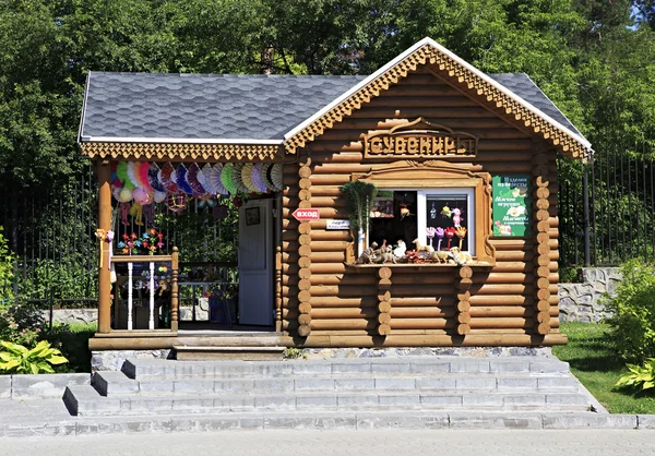 Wooden hut with souvenirs in Novosibirsk Zoo. Russia. — Stock Photo, Image