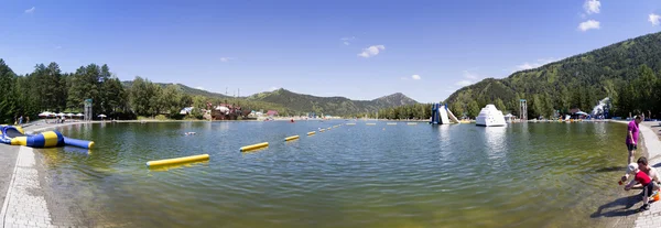 Yaz tatili için "biryuzovaya katun" yapay göl. Altay. r — Stok fotoğraf