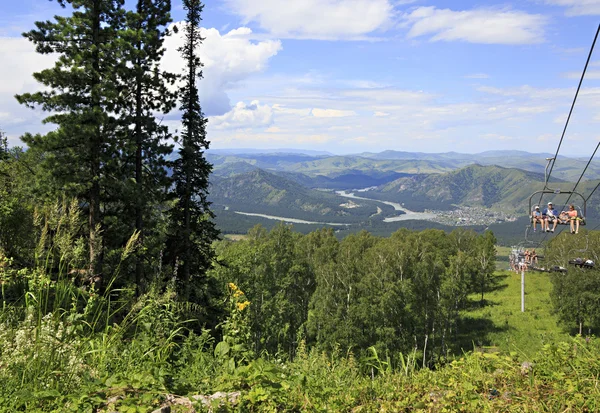 Skilift in de zomer landschap. — Stockfoto