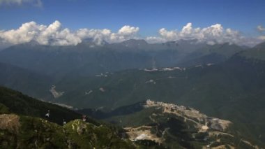 bulutlar, Kafkas Dağları üzerinde süzülüyor. Krasnaya polyana. Timelapse görünümü