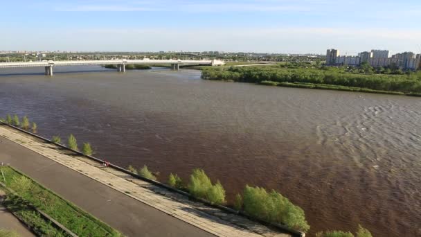 Brug vernoemd naar de zestigste verjaardag van de overwinning. Omsk. Rusland. — Stockvideo