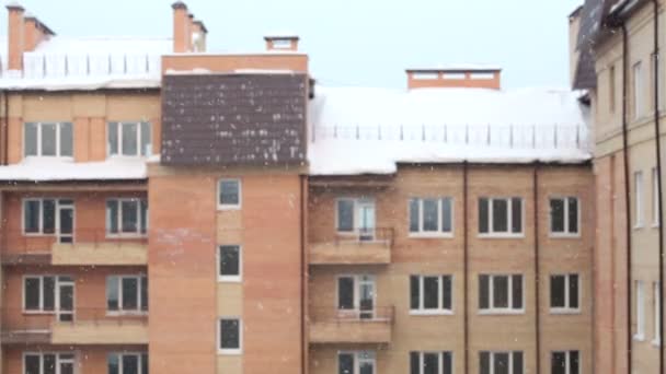 Schnee gegen Backsteinhaus. Winter. — Stockvideo