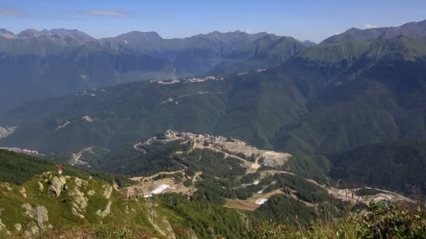 Vila Olímpica nas montanhas de Krasnaya Polyana (a fase final da construção ). — Vídeo de Stock