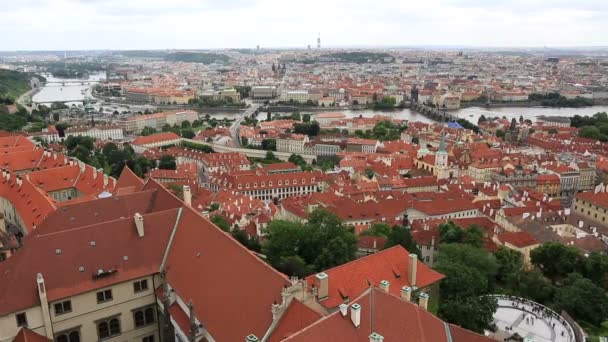 Historyczne centrum Pragi (widok z wieży katedry saint vitus). — Wideo stockowe