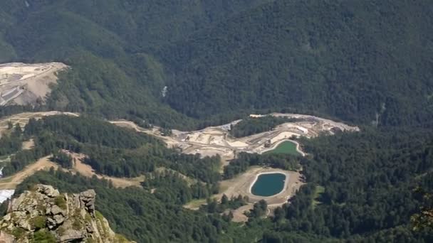 Yamaçlarda kar varlığını denetlemek için özellikleri. Krasnaya polyana. — Stok video