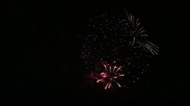 Gece gökyüzünde güzel havai fişekler.