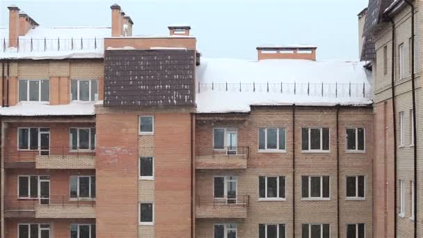 Śnieg przeciwko Murowany dom. zima. — Wideo stockowe