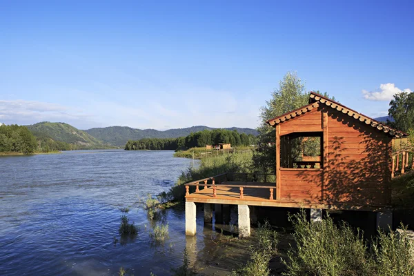 Houten veranda op de berg rivier katun. — Stockfoto