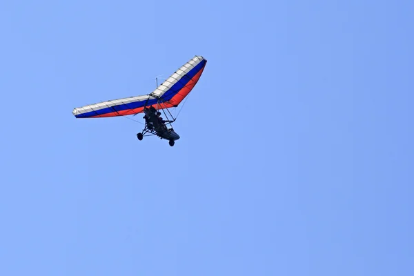 Trike (asa delta com um motor) contra o céu azul . — Fotografia de Stock