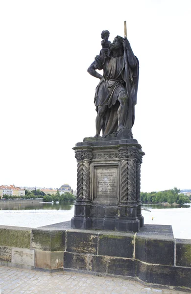 Estatua de San Cristóbal. Puente de Carlos en Praga . Imagen de archivo