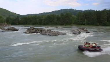 bir dağ nehir katun Altay Kray içinde üzerinde rafting. Rusya.