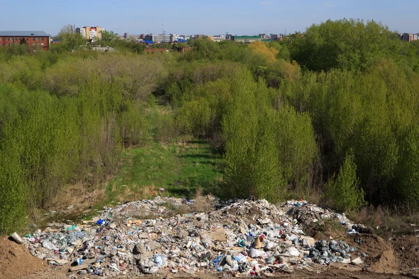 Dump építési törmelék a város központjában — Stock Fotó