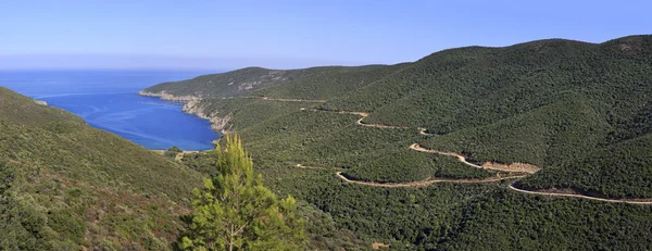 Hermoso panorama de sinuoso camino de montaña a la bahía — Foto de Stock