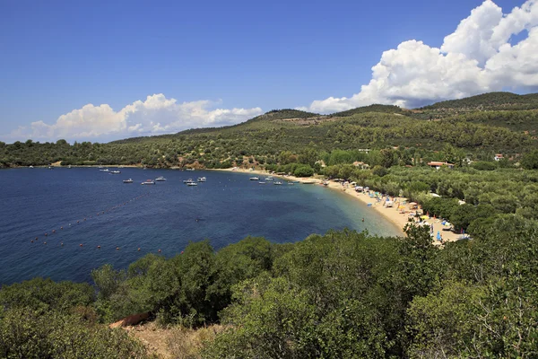 Plajă publică în frumosul golf al Mării Egee . — Fotografie, imagine de stoc