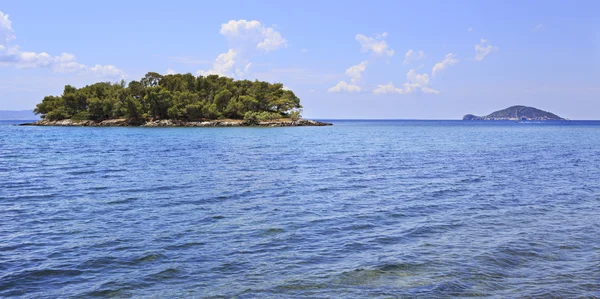 Kelyfos (Turtle) Island floating on the neighboring islands. — Stock Photo, Image