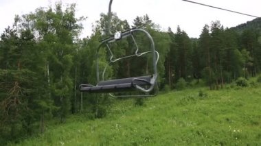 Kayak chairlift üzerine monte sığ sinyuha. Altay Cumhuriyeti. Rusya