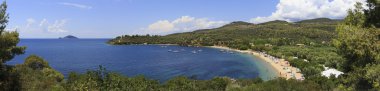 Panorama, güzel bay, Ege Denizi ile kumlu plaj.