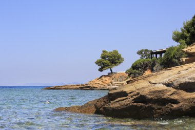 taş kıyı Ege tarafından yıkanmış.