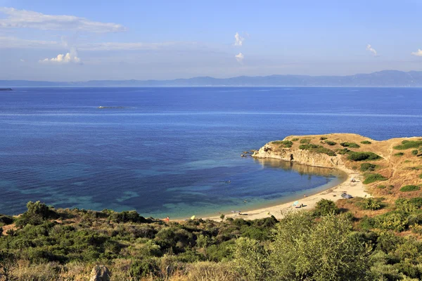 Άγρια αμμώδη παραλία, στον όμορφο κόλπο του Αιγαίου. — Φωτογραφία Αρχείου