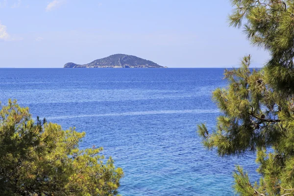 Kelyfos (Turtle) Island on horizon of the Aegean Sea. — Stock Photo, Image