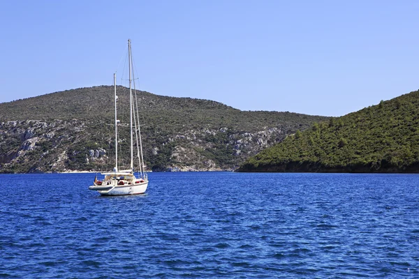 Due yacht nella baia del Mar Egeo . — Foto Stock