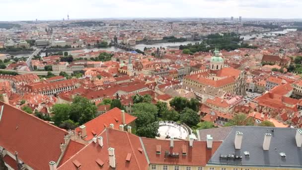 Historyczne centrum Pragi (widok z wieży katedry saint vitus). — Wideo stockowe