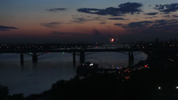 Nachtfeuerwerk auf dem Fluss ob in Nowosibirsk. Russland. — Stockvideo