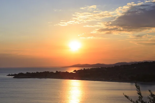 Prachtige zonsondergang boven de Egeïsche Zee. — Stockfoto