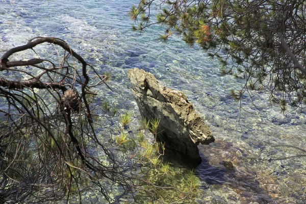 Επίπεδη πράσινη πέτρα φαίνεται από το Αιγαίο Πέλαγος. — Φωτογραφία Αρχείου