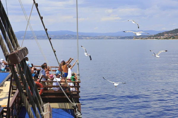 People from the ship feed the seagulls. — Stock Photo, Image