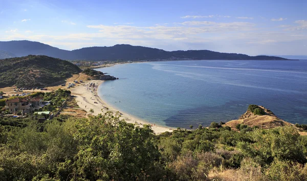 Sandy beach in the bay of Aegean Sea. — Stock Photo, Image