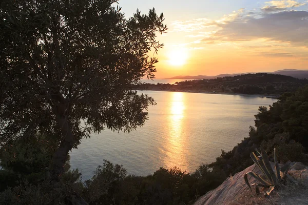 Schilderachtige zonsondergang in de baai van de Egeïsche zee. — Stockfoto