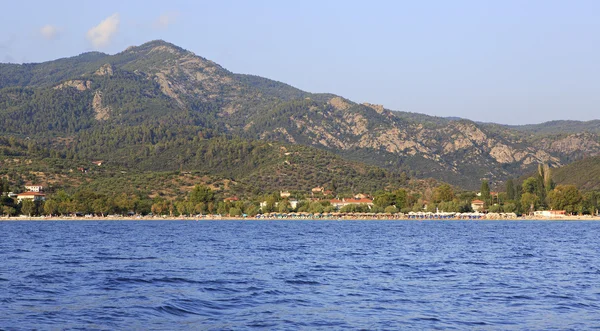 Praia em Neos Marmaras e montanhas da Sithonia . — Fotografia de Stock