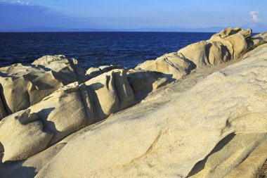 taş cape vourvourou plaj. akşam peyzaj.