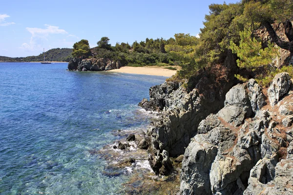 Βραχώδη ακτή και αμμώδη παραλία του Αιγαίου. — Φωτογραφία Αρχείου