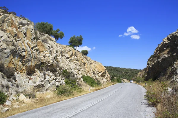 Asfaltová silnice v malebných horách. — Stock fotografie