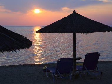 Sahilde deniz günbatımı.