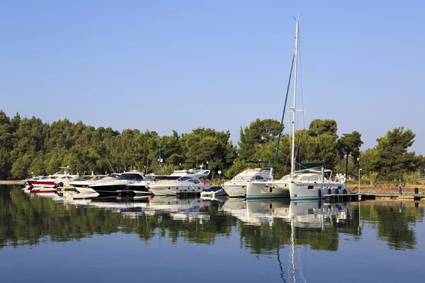 Vista a specchio di yacht e barche . — Foto Stock