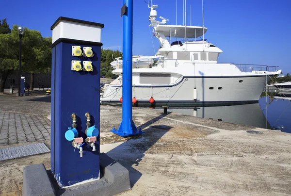 Installation zum Aufladen auf der Werft. — Stockfoto